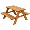 Robuste Kindersitzgruppe aus Holz mit abgerundeten Kanten und wetterfester Oberfläche